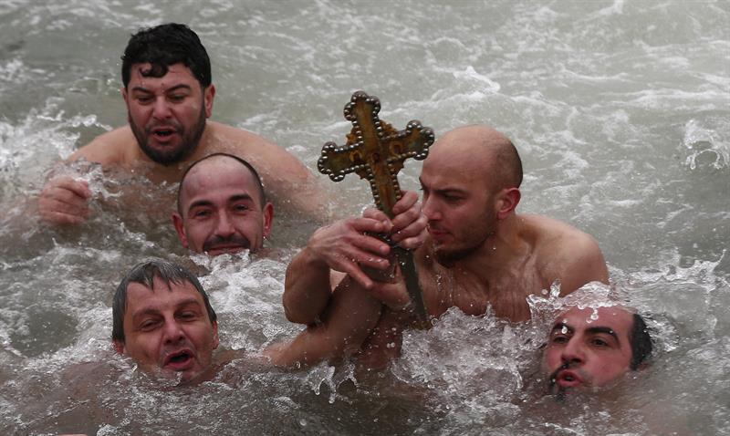 Cristianos ortodoxos celebran la Epifanía zambulléndose en aguas heladas