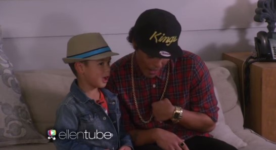 Bruno Mars cantó junto a un pequeño admirador (Video)