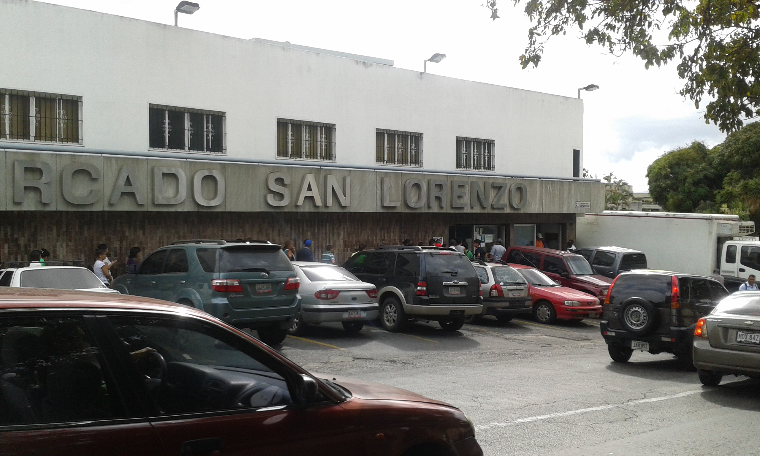 ¡Más colas! En el automercado San Lorenzo esperan por café y papel higiénico (FOTOS)