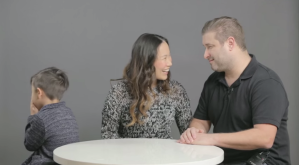Padres les hablan a sus hijos sobre como se hacen los bebés por primera vez (Video)