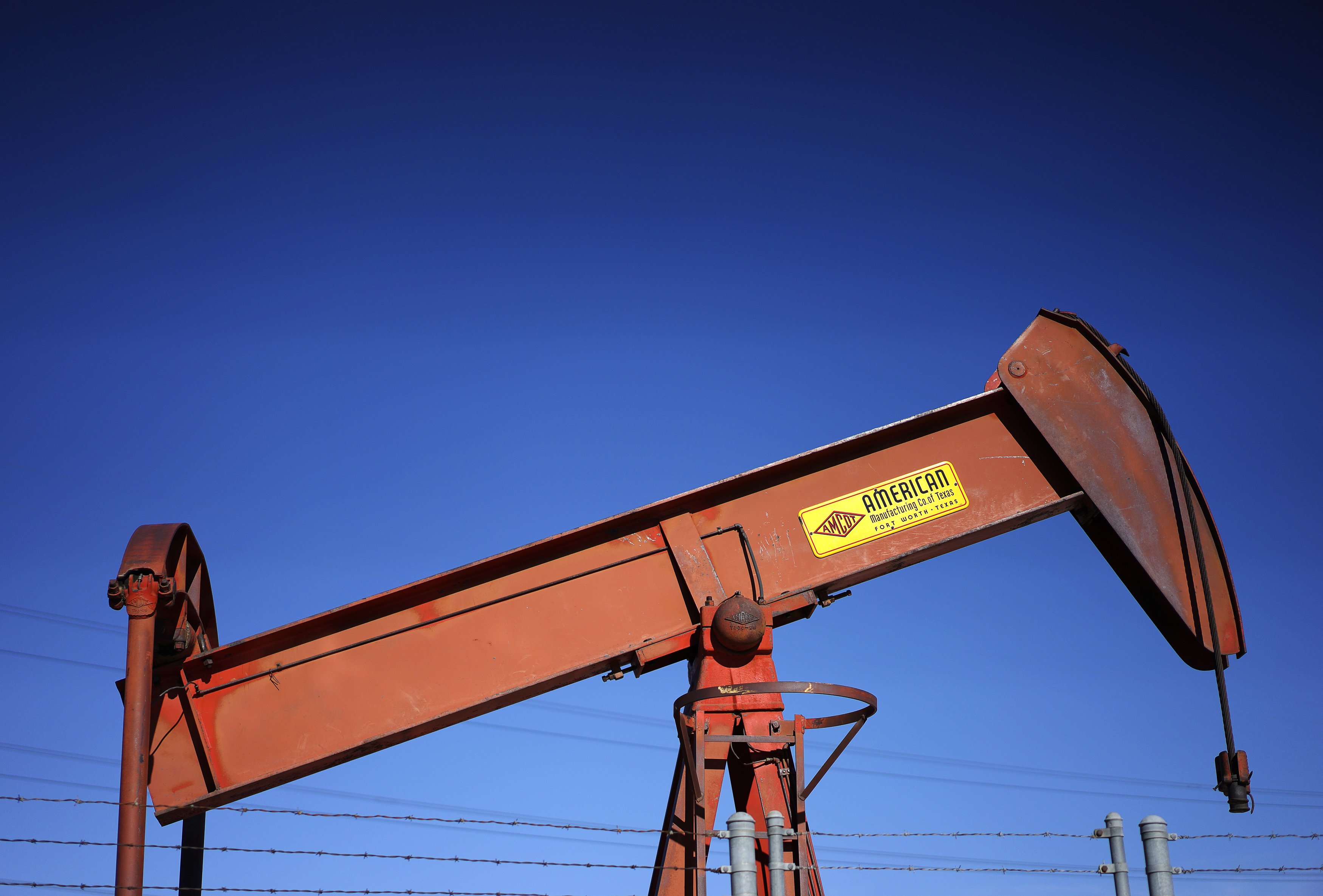 Cuatro petroleras duplican su deuda por bajos precios del crudo