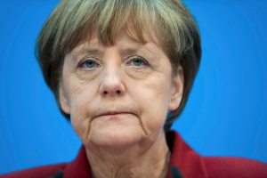 Popularidad de la canciller alemana se deteriora por política de asilo