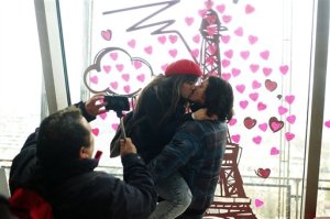 Parejas se besan en la Torre Eiffel