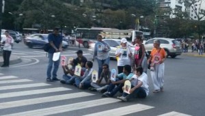 Protesta pacífica se alza en Altamira en memoria de los caídos #13F (Fotos)