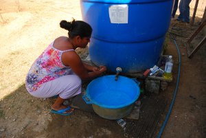 Una familia gasta hasta 2 mil bolívares mensuales comprando agua
