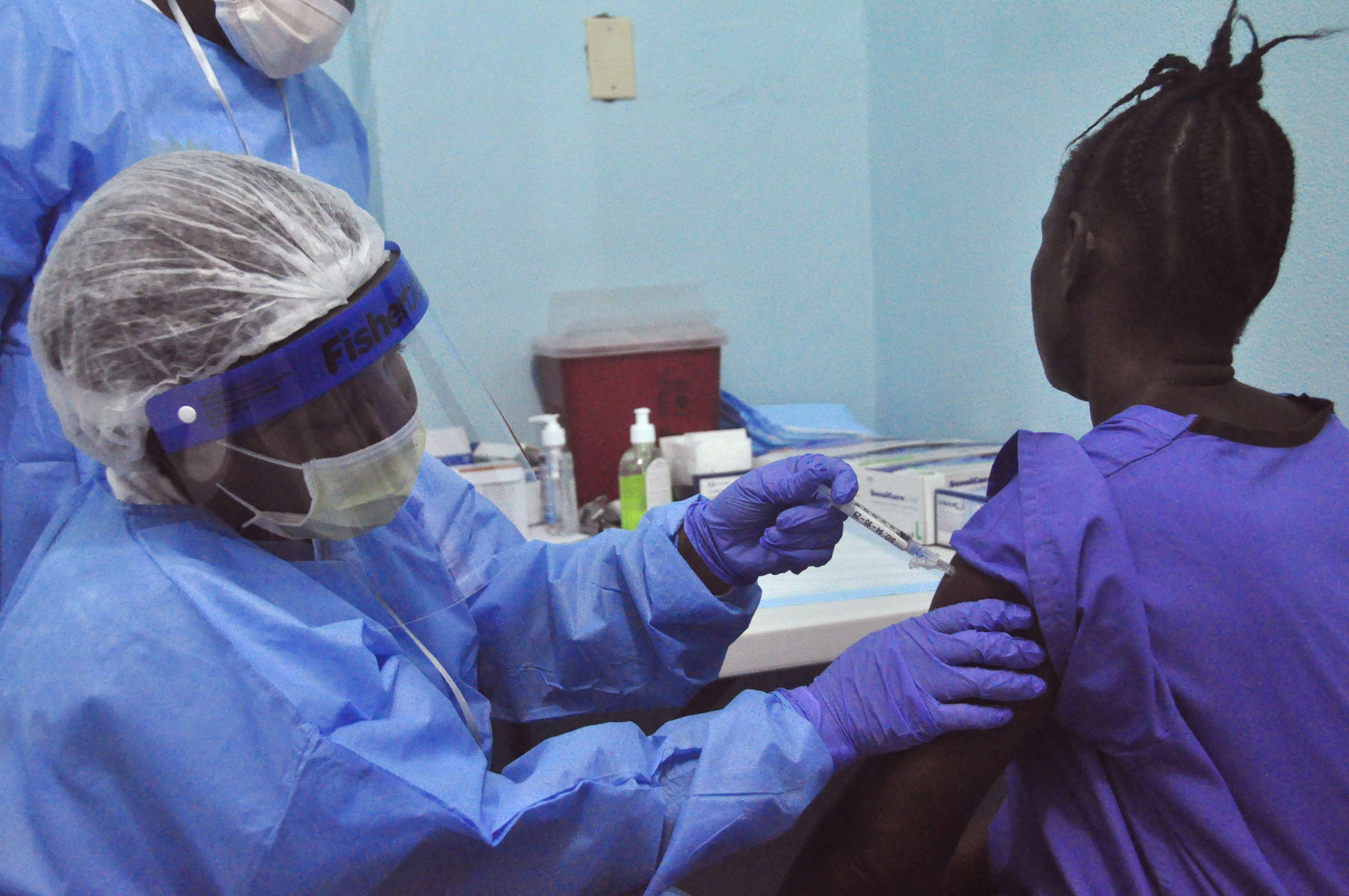 Suben ligeramente los casos de ébola, según la OMS