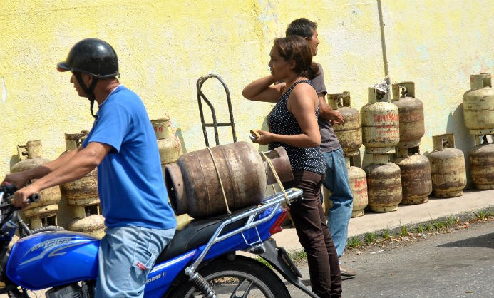 Denuncian discriminación para comprar gas doméstico