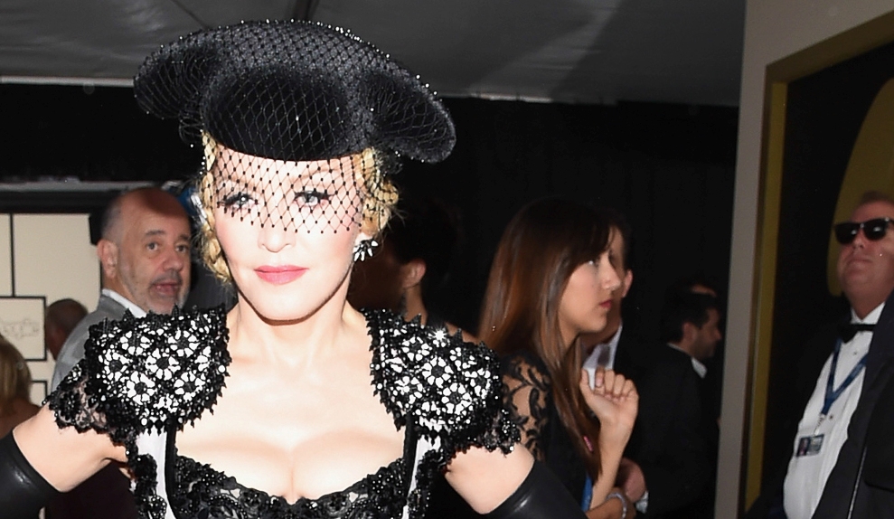 Vestida de torero y mostrando el trasero Madonna alborota los Grammy