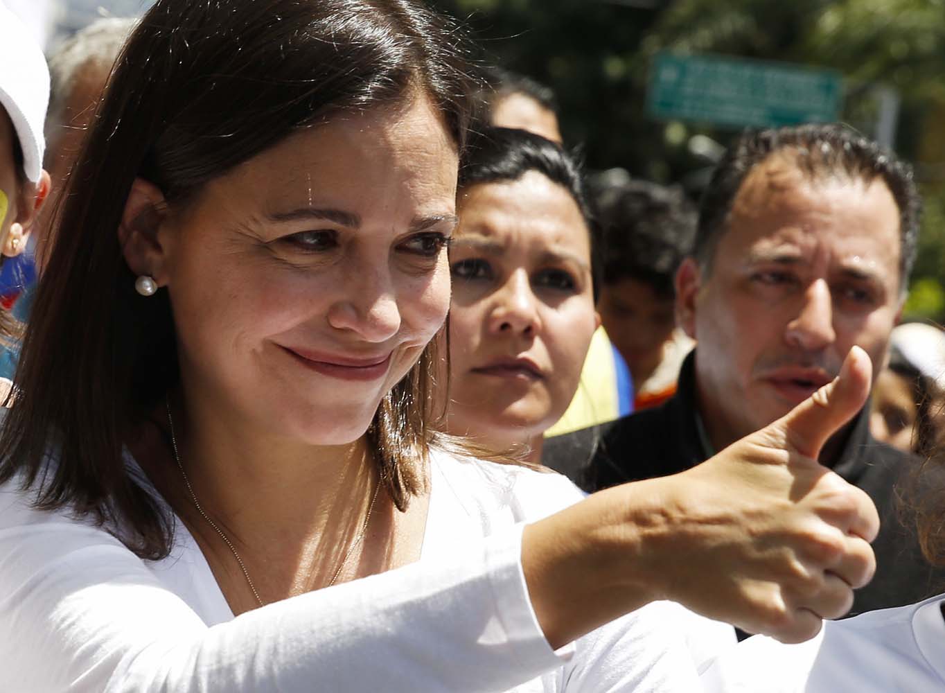 Creen que no va pal’ baile, pero María Corina Machado puso a bailar a este policía