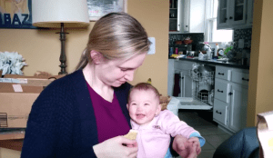 Este bebé no puede evitar las carcajadas cuando ve a su madre comer nachos (Video)