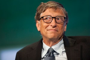 Bill Gates está a favor de un futuro donde las IA permitan una semana laboral de tres días
