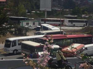 Transportistas cierran el Distribuidor Metropolitano por inseguridad (Fotos)