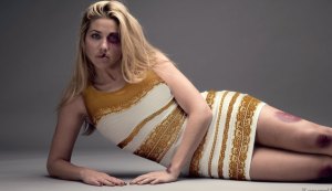 Utilizan el “vestido mágico” para una campaña contra el maltrato a la mujer