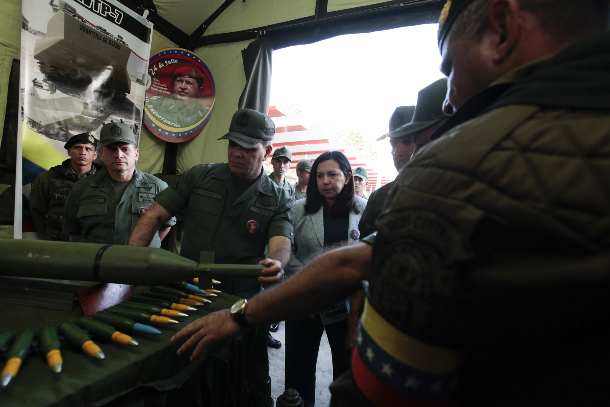 Militares y civiles venezolanos inician ejercicio militar ordenado por Maduro