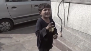 ¡Conmovedor! Un niño pobre come en un McDonalds por primera vez (Video)