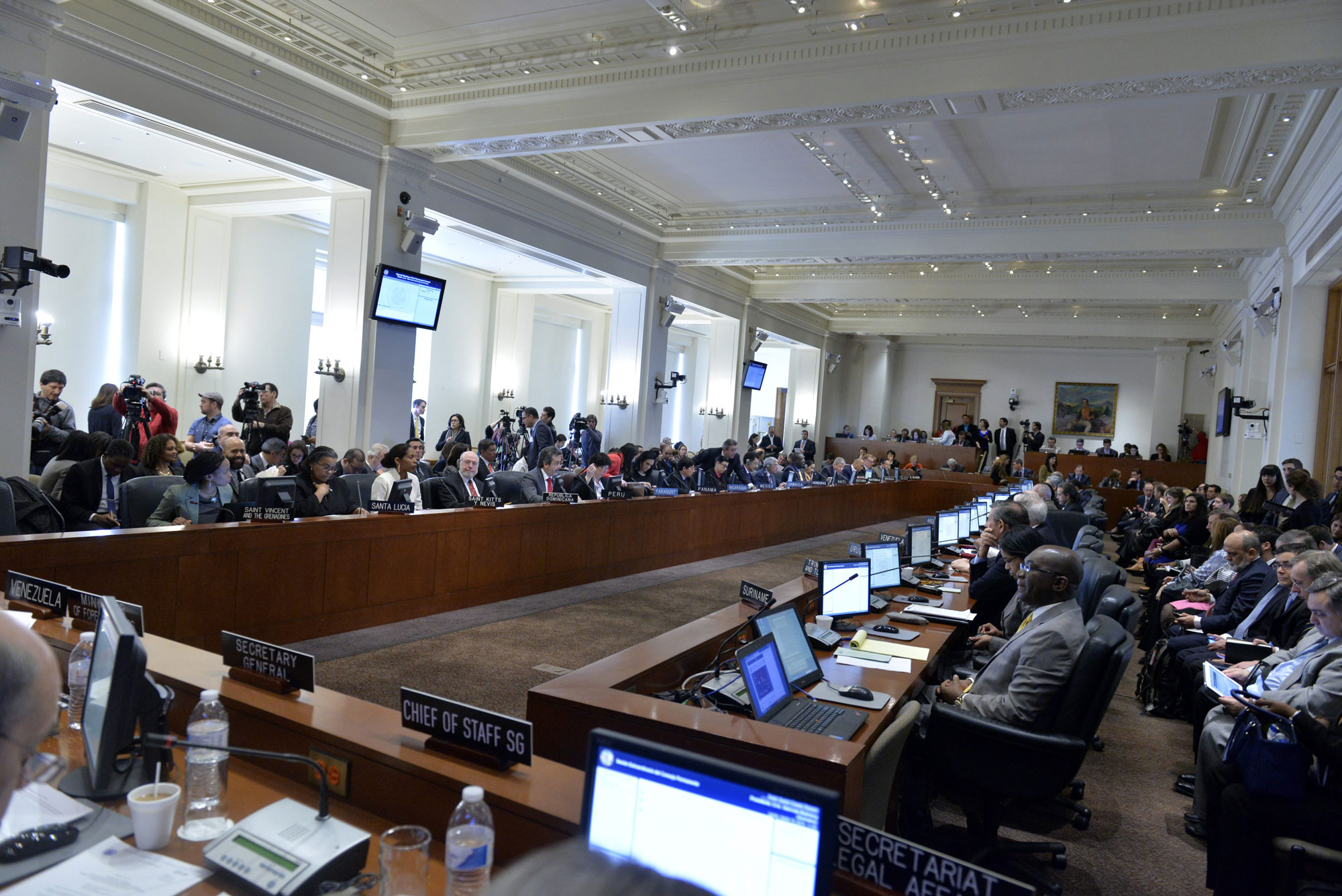 Los países de la OEA llaman al diálogo entre EEUU y Venezuela