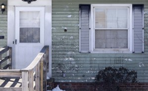 Una casa ha sido atacada con huevos durante un año y no hay sospechoso (Fotos)
