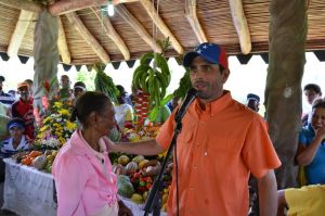 Capriles: El Gobierno no hace patria, la destruye