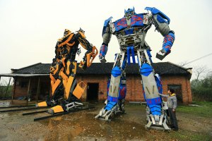 Padre e hijo transforman la chatarra en increíbles robots ¿Optimus Prime eres tú?