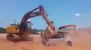 Por atrasar el pago de su sueldo, destruyó el auto de su jefe con una excavadora (Video)