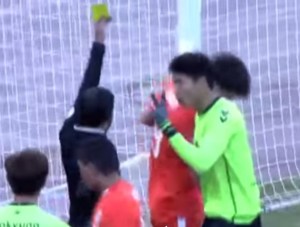 Un futbolista chino imita la “Mano de Dios” de Maradona (Video)