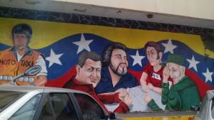 Mural endógeno ilustra a Chávez mototaxista y a Simón Bolívar con franela de Chávez