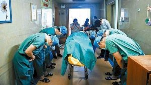 FOTO: Médicos rinden tributo a niño que decidió donar sus órganos