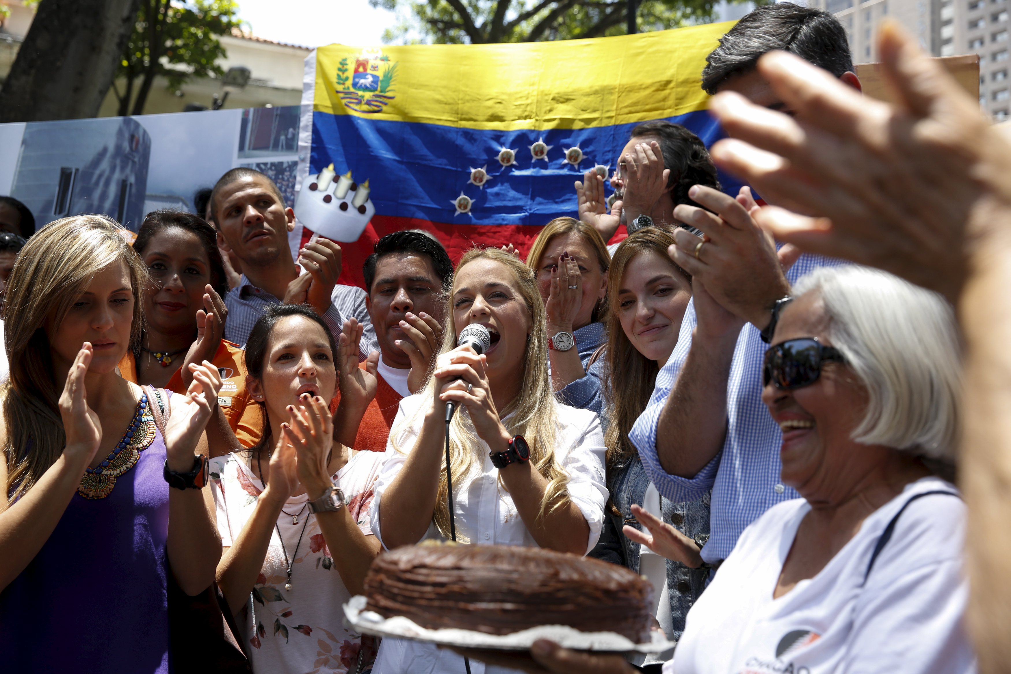 Venezolanos piden libertad de López como regalo por sus 44 cumpleaños (Fotos)