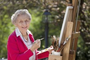 Hacer arte y manualidades ayuda a prevenir la demencia