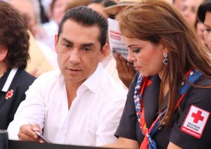 Revocan orden de prisión a esposa de ex-alcalde en caso de los 43 estudiantes mexicanos