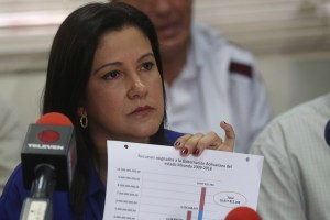 Maduro remueve a Izarra y coloca a la esposa de Diosdado