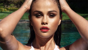 Selena Gomez desnuda y a punto de bañarse moja a Instagram
