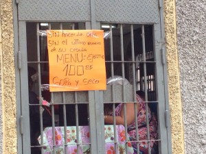 El venezolano sabe de mercadeo: Sopa y seco sin colas ni terminal de cédula (FOTO)