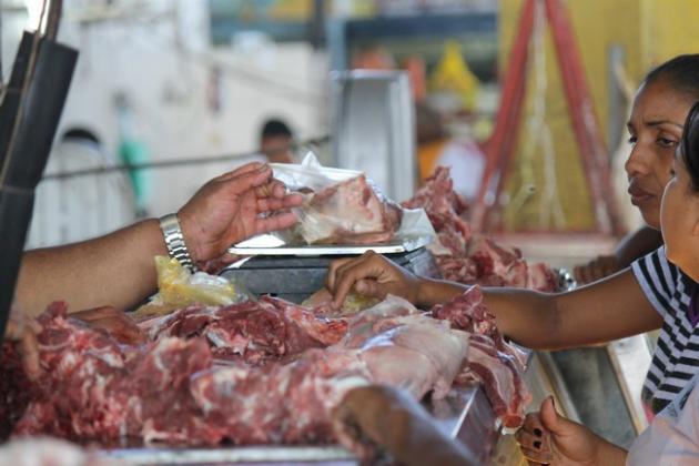 Carniceros se aprovechan de la escasez para vender “como les da la gana”