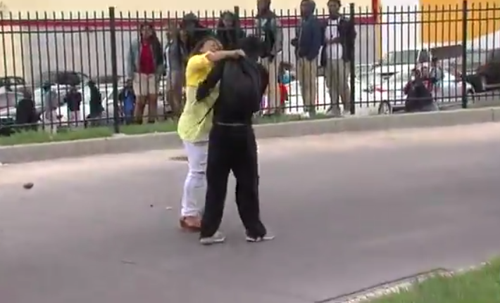 Madre saca a golpes a su hijo de los disturbios de Baltimore (Video)