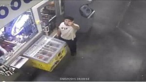 Se robó una nevera llena de helados aprovechando que el empleado se durmió