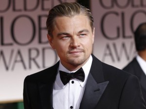Leonardo DiCaprio sorprendió con un look extravagante