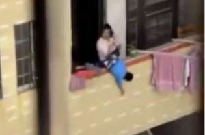 Mujer amenaza con lanzar a su hijo por el balcón (VIDEO)