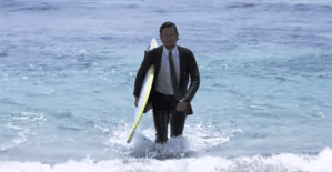 ¿Surfear de traje y corbata? Pues sí (Video)