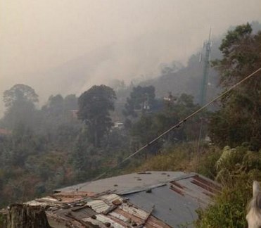 Residentes de Galipán comienzan a desalojar la zona por fuerte incendio