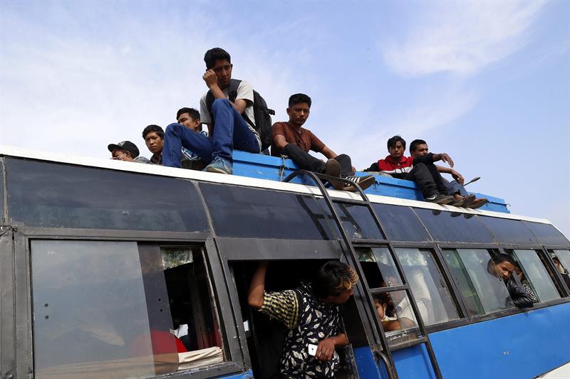 Cientos de personas huyen de Katmandú con nerviosismo tras el nuevo terremoto