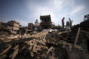 Aumenta a 76 el número de muertos por terremoto en Nepal