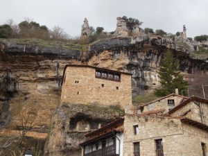 Un pueblo escondido atravesado por una cascada en España