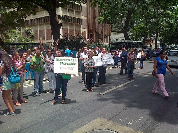 Cerrada la Av. Paéz de El Paraíso por protesta de profesores del Pedagógico de Caracas (Fotos)