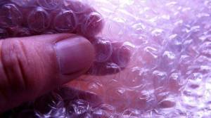 ¿Por qué es adictivo explotar burbujas de plástico?