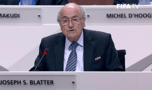 En pleno congreso le sacan la “roja” a Blatter: ¡Seguridad, por favor! (Video)