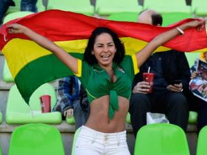 Sexy hincha boliviana sigue encendiendo la Copa América (FOTO)