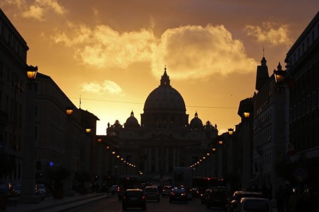 La silueta de la basílica de San Pedro en el Vaticano se recorta frente al atardecer en Roma