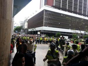 Inmenso piquete de la PNB rodea concentración de opositores en el CNE Caracas (Foto)
