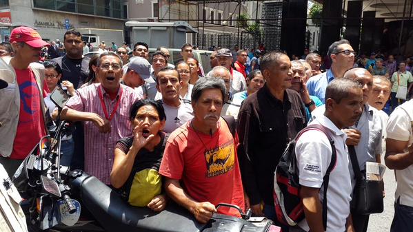 “Esto es territorio chavista”, gritan afectos al gobierno frente al CNE (FOTOS)